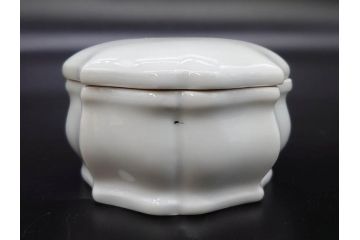 フランス/TRADITION CNP FRANCE　LIMOGES(リモージュ)　ドイツ/KRONESTER BAVARIA(クロネスター ババリア)　白磁　シンプルでどんな食卓にも馴染むシュガーポット2点・バスケット・小物入れ2点セット(菓子器、蓋物、カゴ、籠、洋食器)(R-078882)