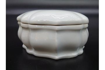 フランス/TRADITION CNP FRANCE　LIMOGES(リモージュ)　ドイツ/KRONESTER BAVARIA(クロネスター ババリア)　白磁　シンプルでどんな食卓にも馴染むシュガーポット2点・バスケット・小物入れ2点セット(菓子器、蓋物、カゴ、籠、洋食器)(R-078882)