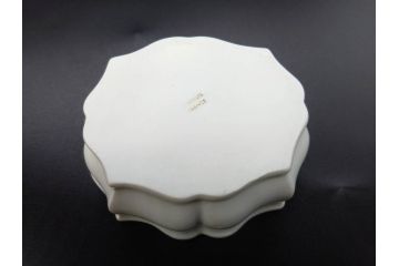 フランス/TRADITION CNP FRANCE　LIMOGES(リモージュ)　ドイツ/KRONESTER BAVARIA(クロネスター ババリア)　白磁　シンプルでどんな食卓にも馴染むシュガーポット2点・バスケット・小物入れ2点セット(菓子器、蓋物、カゴ、籠、洋食器)(R-078882)