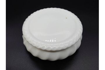 フランス/TRADITION CNP FRANCE　LIMOGES(リモージュ)　ドイツ/KRONESTER BAVARIA(クロネスター ババリア)　白磁　シンプルでどんな食卓にも馴染むシュガーポット2点・バスケット・小物入れ2点セット(菓子器、蓋物、カゴ、籠、洋食器)(R-078882)