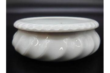 フランス/TRADITION CNP FRANCE　LIMOGES(リモージュ)　ドイツ/KRONESTER BAVARIA(クロネスター ババリア)　白磁　シンプルでどんな食卓にも馴染むシュガーポット2点・バスケット・小物入れ2点セット(菓子器、蓋物、カゴ、籠、洋食器)(R-078882)