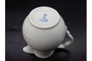 ビンテージ　ドイツ　KAISER(カイザー)　Seltmann Weiden(ゼルトマンヴァイデン)　Eschenbach(エッシェンバッハ)　艶やかな白磁が美しいクリーマー2点&シュガーポット2点&トレーセット(Bavaria、ババリア、MIRABELL、REGINA、ヴィンテージ、ミルクジャー、ミルクポット、ボンボン入れ、洋食器)(R-078884)　