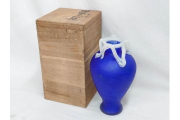 ガラス工芸家 藤田喬平　見惚れるほど鮮やかな瑠璃色の花瓶(手吹き、花器、花入、花生、花器、壷、壺、共箱付き)(R-078886)