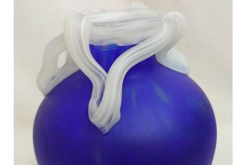 ガラス工芸家 藤田喬平　見惚れるほど鮮やかな瑠璃色の花瓶(手吹き、花器、花入、花生、花器、壷、壺、共箱付き)(R-078886)