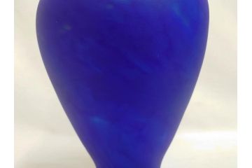 ガラス工芸家 藤田喬平　見惚れるほど鮮やかな瑠璃色の花瓶(手吹き、花器、花入、花生、花器、壷、壺、共箱付き)(R-078886)