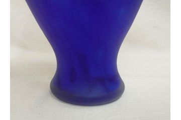 ガラス工芸家 藤田喬平　見惚れるほど鮮やかな瑠璃色の花瓶(手吹き、花器、花入、花生、花器、壷、壺、共箱付き)(R-078886)