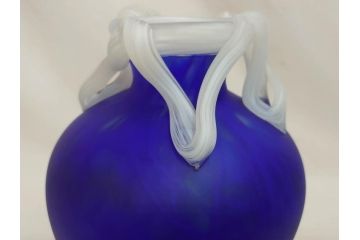 ガラス工芸家 藤田喬平　見惚れるほど鮮やかな瑠璃色の花瓶(手吹き、花器、花入、花生、花器、壷、壺、共箱付き)(R-078886)