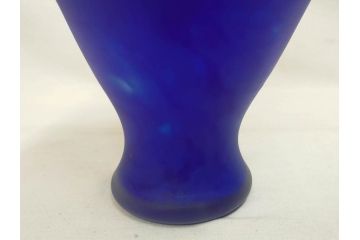 ガラス工芸家 藤田喬平　見惚れるほど鮮やかな瑠璃色の花瓶(手吹き、花器、花入、花生、花器、壷、壺、共箱付き)(R-078886)