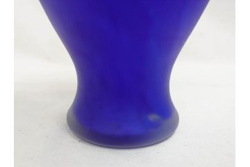 ガラス工芸家 藤田喬平　見惚れるほど鮮やかな瑠璃色の花瓶(手吹き、花器、花入、花生、花器、壷、壺、共箱付き)(R-078886)
