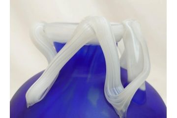 ガラス工芸家 藤田喬平　見惚れるほど鮮やかな瑠璃色の花瓶(手吹き、花器、花入、花生、花器、壷、壺、共箱付き)(R-078886)