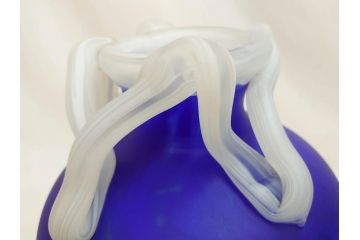ガラス工芸家 藤田喬平　見惚れるほど鮮やかな瑠璃色の花瓶(手吹き、花器、花入、花生、花器、壷、壺、共箱付き)(R-078886)