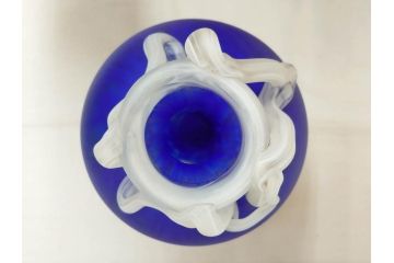 ガラス工芸家 藤田喬平　見惚れるほど鮮やかな瑠璃色の花瓶(手吹き、花器、花入、花生、花器、壷、壺、共箱付き)(R-078886)