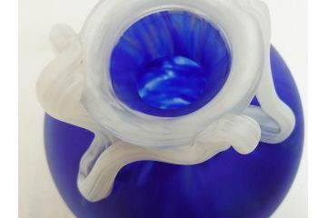 ガラス工芸家 藤田喬平　見惚れるほど鮮やかな瑠璃色の花瓶(手吹き、花器、花入、花生、花器、壷、壺、共箱付き)(R-078886)
