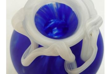 ガラス工芸家 藤田喬平　見惚れるほど鮮やかな瑠璃色の花瓶(手吹き、花器、花入、花生、花器、壷、壺、共箱付き)(R-078886)