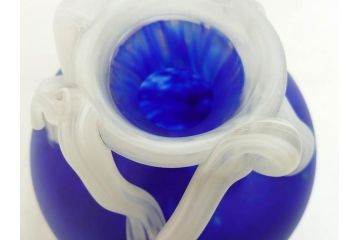 ガラス工芸家 藤田喬平　見惚れるほど鮮やかな瑠璃色の花瓶(手吹き、花器、花入、花生、花器、壷、壺、共箱付き)(R-078886)