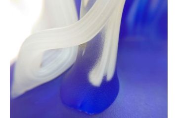ガラス工芸家 藤田喬平　見惚れるほど鮮やかな瑠璃色の花瓶(手吹き、花器、花入、花生、花器、壷、壺、共箱付き)(R-078886)
