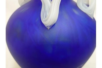 ガラス工芸家 藤田喬平　見惚れるほど鮮やかな瑠璃色の花瓶(手吹き、花器、花入、花生、花器、壷、壺、共箱付き)(R-078886)