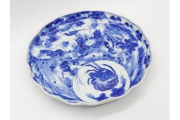 明治期　伊万里　染付　輪花型　約38cm　1尺2寸　丹念に絵付けされた花鳥や海老の図が見事な大皿(尺皿、陶器、エビ、海老、えび、風景、花鳥図、山水図、和食器、和皿、一尺二寸)(R-078890)