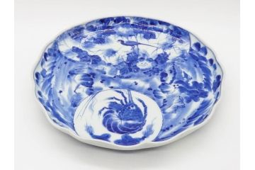 明治期　伊万里　染付　輪花型　約38cm　1尺2寸　丹念に絵付けされた花鳥や海老の図が見事な大皿(尺皿、陶器、エビ、海老、えび、風景、花鳥図、山水図、和食器、和皿、一尺二寸)(R-078890)