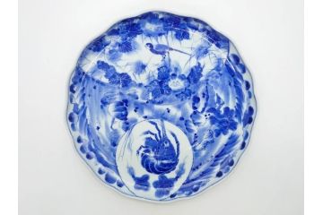 明治期　伊万里　染付　輪花型　約38cm　1尺2寸　丹念に絵付けされた花鳥や海老の図が見事な大皿(尺皿、陶器、エビ、海老、えび、風景、花鳥図、山水図、和食器、和皿、一尺二寸)(R-078890)