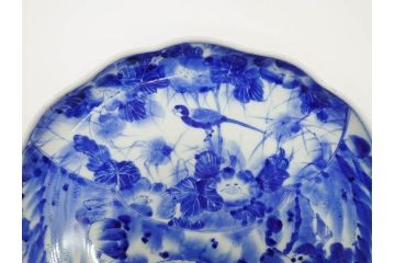 明治期　伊万里　染付　輪花型　約38cm　1尺2寸　丹念に絵付けされた花鳥や海老の図が見事な大皿(尺皿、陶器、エビ、海老、えび、風景、花鳥図、山水図、和食器、和皿、一尺二寸)(R-078890)
