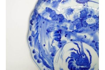 明治期　伊万里　染付　輪花型　約38cm　1尺2寸　丹念に絵付けされた花鳥や海老の図が見事な大皿(尺皿、陶器、エビ、海老、えび、風景、花鳥図、山水図、和食器、和皿、一尺二寸)(R-078890)
