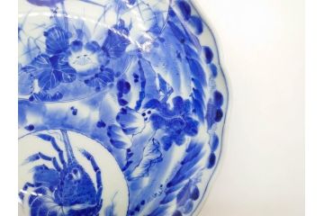 明治期　伊万里　染付　輪花型　約38cm　1尺2寸　丹念に絵付けされた花鳥や海老の図が見事な大皿(尺皿、陶器、エビ、海老、えび、風景、花鳥図、山水図、和食器、和皿、一尺二寸)(R-078890)