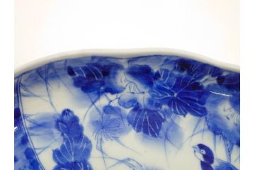 明治期　伊万里　染付　輪花型　約38cm　1尺2寸　丹念に絵付けされた花鳥や海老の図が見事な大皿(尺皿、陶器、エビ、海老、えび、風景、花鳥図、山水図、和食器、和皿、一尺二寸)(R-078890)