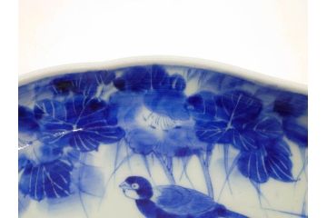 明治期　伊万里　染付　輪花型　約38cm　1尺2寸　丹念に絵付けされた花鳥や海老の図が見事な大皿(尺皿、陶器、エビ、海老、えび、風景、花鳥図、山水図、和食器、和皿、一尺二寸)(R-078890)
