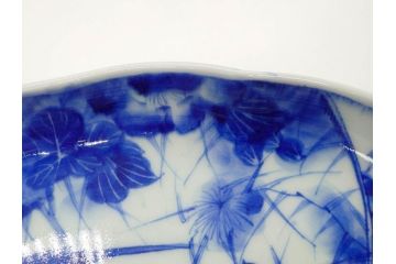 明治期　伊万里　染付　輪花型　約38cm　1尺2寸　丹念に絵付けされた花鳥や海老の図が見事な大皿(尺皿、陶器、エビ、海老、えび、風景、花鳥図、山水図、和食器、和皿、一尺二寸)(R-078890)