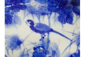 明治期　伊万里　染付　輪花型　約38cm　1尺2寸　丹念に絵付けされた花鳥や海老の図が見事な大皿(尺皿、陶器、エビ、海老、えび、風景、花鳥図、山水図、和食器、和皿、一尺二寸)(R-078890)