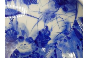 明治期　伊万里　染付　輪花型　約38cm　1尺2寸　丹念に絵付けされた花鳥や海老の図が見事な大皿(尺皿、陶器、エビ、海老、えび、風景、花鳥図、山水図、和食器、和皿、一尺二寸)(R-078890)