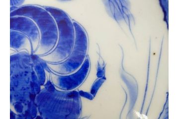 明治期　伊万里　染付　輪花型　約38cm　1尺2寸　丹念に絵付けされた花鳥や海老の図が見事な大皿(尺皿、陶器、エビ、海老、えび、風景、花鳥図、山水図、和食器、和皿、一尺二寸)(R-078890)