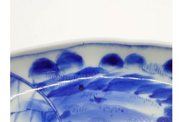 明治期　伊万里　染付　輪花型　約38cm　1尺2寸　丹念に絵付けされた花鳥や海老の図が見事な大皿(尺皿、陶器、エビ、海老、えび、風景、花鳥図、山水図、和食器、和皿、一尺二寸)(R-078890)
