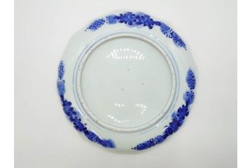 明治期　伊万里　染付　輪花型　約38cm　1尺2寸　丹念に絵付けされた花鳥や海老の図が見事な大皿(尺皿、陶器、エビ、海老、えび、風景、花鳥図、山水図、和食器、和皿、一尺二寸)(R-078890)