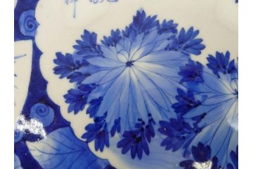 明治期　伊万里　染付　窓絵　約40cm　1尺3寸　草花文が美しい大皿(菊?、陶器、尺皿、風景、和食器、和皿、一尺三寸)(R-078891)