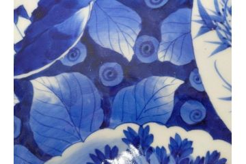 明治期　伊万里　染付　窓絵　約40cm　1尺3寸　草花文が美しい大皿(菊?、陶器、尺皿、風景、和食器、和皿、一尺三寸)(R-078891)