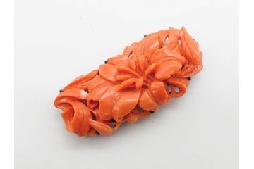 アンティーク　珊瑚　純銀　ピンクサンゴに施された百合の彫刻に気品を感じる帯留め(サンゴ、ユリ、花、帯締め、着物道具、アクセサリー、和装小物)(R-078892)