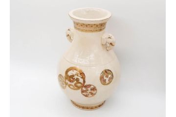 時代物　在銘 大迫　薩摩焼　白薩摩　双耳　金彩で緻密に描かれたデザインが華麗な花瓶(壺、花器、花入、花生、象耳、壷、つぼ、ゾウ、龍、鳳凰、裏印)(R-078894)