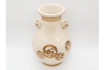 時代物　在銘 大迫　薩摩焼　白薩摩　双耳　金彩で緻密に描かれたデザインが華麗な花瓶(壺、花器、花入、花生、象耳、壷、つぼ、ゾウ、龍、鳳凰、裏印)(R-078894)