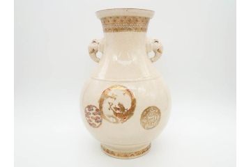 時代物　在銘 大迫　薩摩焼　白薩摩　双耳　金彩で緻密に描かれたデザインが華麗な花瓶(壺、花器、花入、花生、象耳、壷、つぼ、ゾウ、龍、鳳凰、裏印)(R-078894)