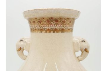 時代物　在銘 大迫　薩摩焼　白薩摩　双耳　金彩で緻密に描かれたデザインが華麗な花瓶(壺、花器、花入、花生、象耳、壷、つぼ、ゾウ、龍、鳳凰、裏印)(R-078894)