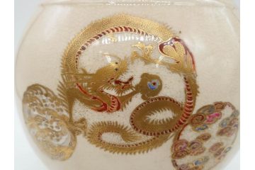 時代物　在銘 大迫　薩摩焼　白薩摩　双耳　金彩で緻密に描かれたデザインが華麗な花瓶(壺、花器、花入、花生、象耳、壷、つぼ、ゾウ、龍、鳳凰、裏印)(R-078894)