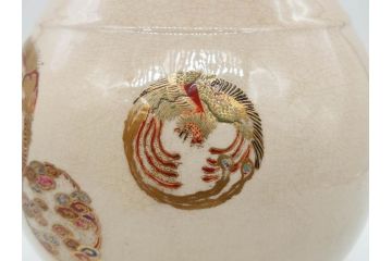 時代物　在銘 大迫　薩摩焼　白薩摩　双耳　金彩で緻密に描かれたデザインが華麗な花瓶(壺、花器、花入、花生、象耳、壷、つぼ、ゾウ、龍、鳳凰、裏印)(R-078894)