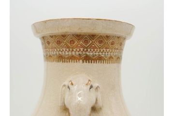 時代物　在銘 大迫　薩摩焼　白薩摩　双耳　金彩で緻密に描かれたデザインが華麗な花瓶(壺、花器、花入、花生、象耳、壷、つぼ、ゾウ、龍、鳳凰、裏印)(R-078894)