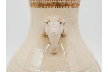時代物　在銘 大迫　薩摩焼　白薩摩　双耳　金彩で緻密に描かれたデザインが華麗な花瓶(壺、花器、花入、花生、象耳、壷、つぼ、ゾウ、龍、鳳凰、裏印)(R-078894)