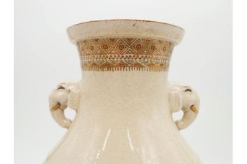 時代物　在銘 大迫　薩摩焼　白薩摩　双耳　金彩で緻密に描かれたデザインが華麗な花瓶(壺、花器、花入、花生、象耳、壷、つぼ、ゾウ、龍、鳳凰、裏印)(R-078894)