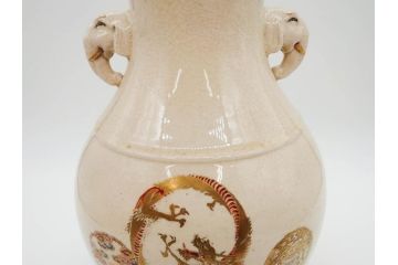 時代物　在銘 大迫　薩摩焼　白薩摩　双耳　金彩で緻密に描かれたデザインが華麗な花瓶(壺、花器、花入、花生、象耳、壷、つぼ、ゾウ、龍、鳳凰、裏印)(R-078894)