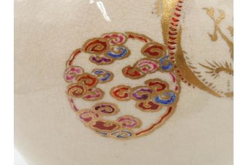 時代物　在銘 大迫　薩摩焼　白薩摩　双耳　金彩で緻密に描かれたデザインが華麗な花瓶(壺、花器、花入、花生、象耳、壷、つぼ、ゾウ、龍、鳳凰、裏印)(R-078894)