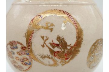 時代物　在銘 大迫　薩摩焼　白薩摩　双耳　金彩で緻密に描かれたデザインが華麗な花瓶(壺、花器、花入、花生、象耳、壷、つぼ、ゾウ、龍、鳳凰、裏印)(R-078894)